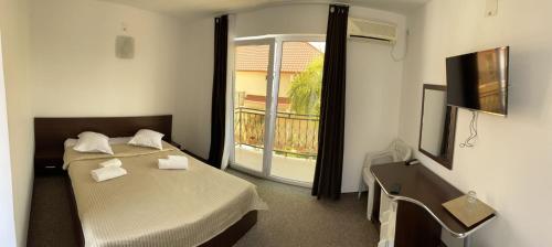 Pokój hotelowy z łóżkiem i balkonem w obiekcie Casa Athena w mieście Costinesti