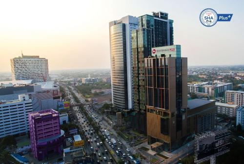 une ville avec de nombreux bâtiments et voitures de grande taille dans l'établissement Best Western Plus Wanda Grand Hotel, à Nonthaburi