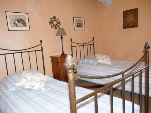 two twin beds in a room at La Tour D'Orgueil in Mallemort