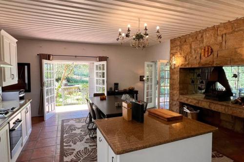 Η κουζίνα ή μικρή κουζίνα στο Elm Tree House - Dullstroom - holiday home