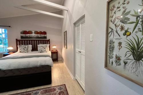 um quarto com uma cama e um quadro na parede em Elm Tree House - Dullstroom - holiday home em Dullstroom