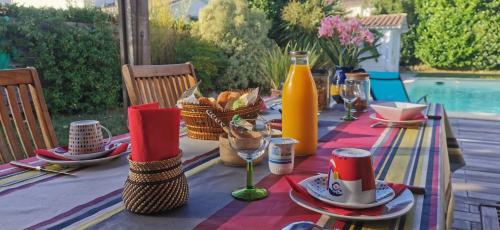 una mesa con comida y bebidas con un mantel en DUNE & OCEAN, en Le Haillan