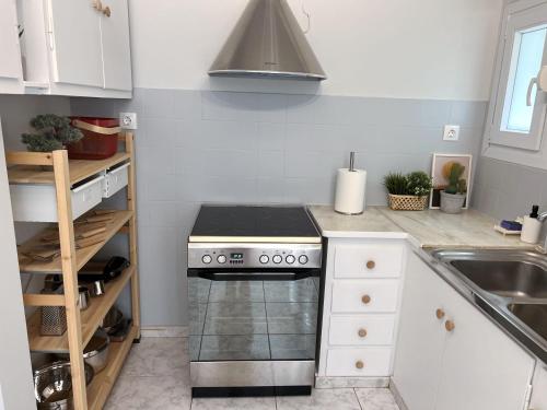 A kitchen or kitchenette at Lovely apt near the beach