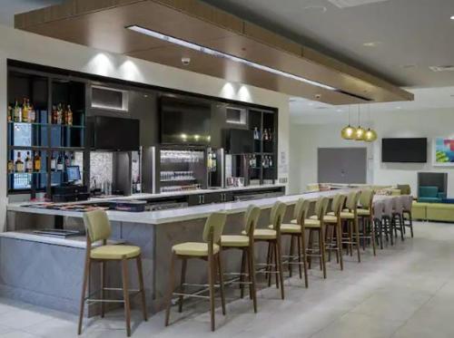 Lounge nebo bar v ubytování Hilton Garden Inn Visalia, Ca