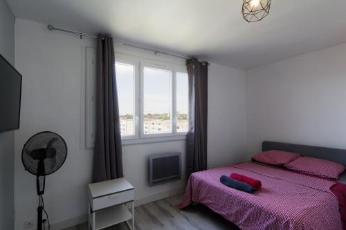 - une chambre avec un lit avec des draps roses et une fenêtre dans l'établissement LE BEAULIEU * Appartement 4 chambres * 8pers * Clim * Parking * Balcon, à Montpellier