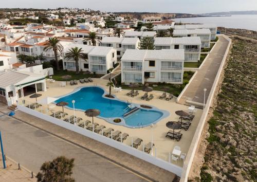 uma vista aérea de um resort com uma piscina em AluaSun Far Menorca em S'Algar