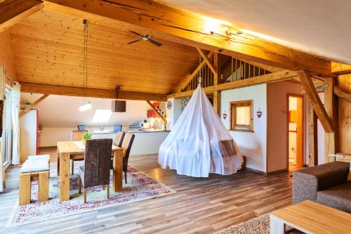 sala de estar con techos de madera y comedor en Haus Sonnblick en Wangle
