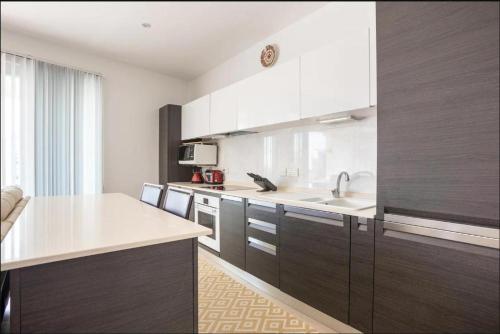 Photo de la galerie de l'établissement Exquisite 2-Bedroom Seafront Apartment in Spinola Bay, à San Ġiljan