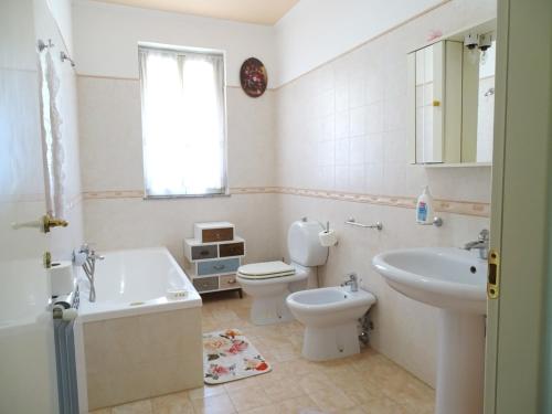 uma casa de banho com um lavatório, um WC e uma banheira em Appartamento Mariella em Pachino