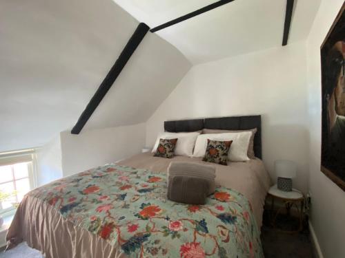 Ліжко або ліжка в номері The Nook- A Rustic Cottage in a Beautiful Village.