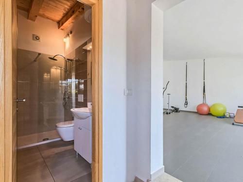 uma casa de banho com um chuveiro, um WC e um lavatório. em Sonnengarten floor 2 em Marčana