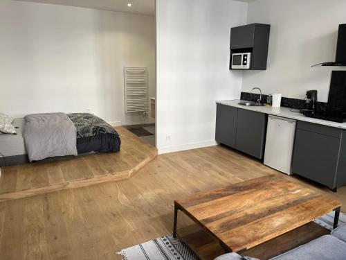 sala de estar con cama y cocina en Studio centre Bayonne en Bayonne