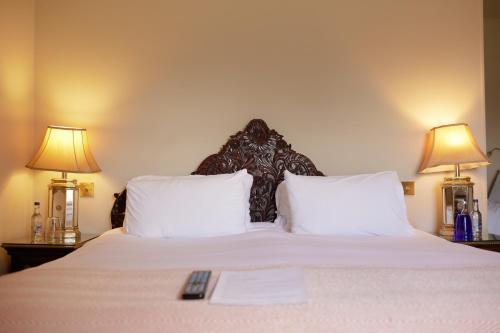 um quarto com uma cama grande e 2 candeeiros em The Pembroke Arms em Salisbury