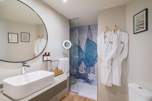 W łazience znajduje się umywalka i lustro. w obiekcie Barceló Margaritas Royal Level Adults Only w mieście Playa del Ingles
