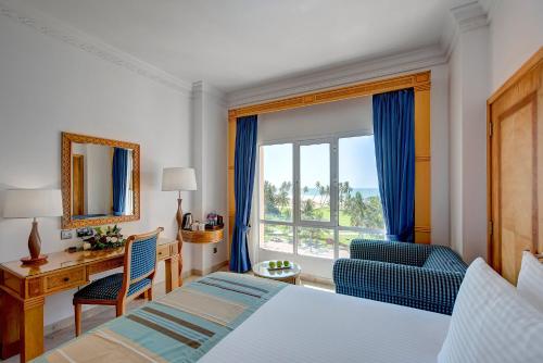 Postel nebo postele na pokoji v ubytování Crowne Plaza Resort Salalah by IHG