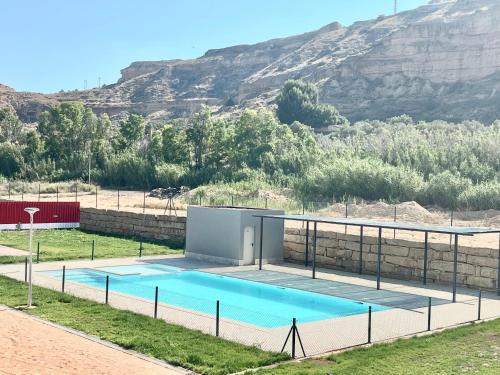 Bassenget på eller i nærheten av Precioso apartamento en Monzón con terraza,piscina,parque infantil y parking