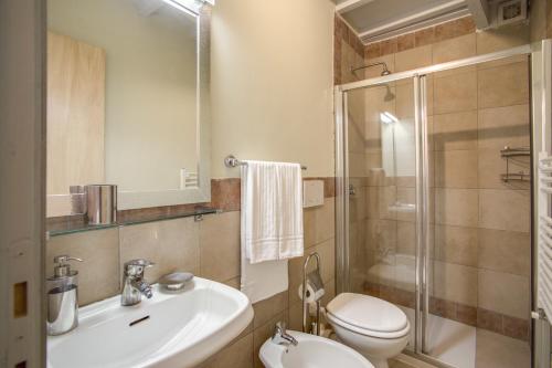 ローマにあるThree Bedroom Apartment Campo dei Fioriのバスルーム(洗面台、トイレ、シャワー付)