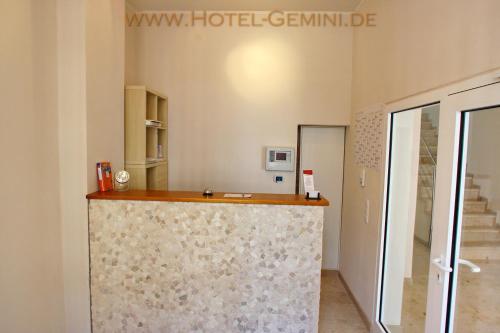 una stanza con bancone al centro di una stanza di Hotel Gemini a Dusseldorf