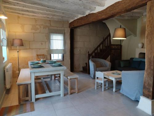 un salon avec une table et un canapé dans l'établissement AUX BRIQUES ROUGES Au pied du château et à 4 km du zoo de Beauval, à Saint-Aignan