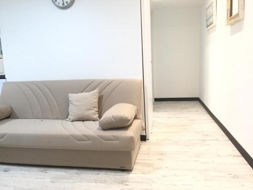 een bank met twee kussens in een kamer bij ca Debora Apartment in Rapallo