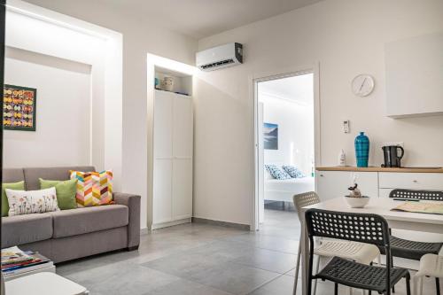 ein Wohnzimmer mit Sofa und Tisch in der Unterkunft Sulla Valle in Agrigento