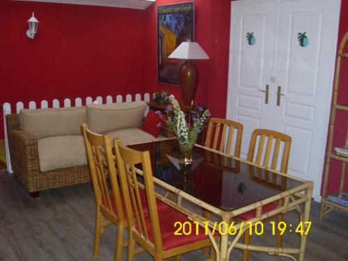 ein Wohnzimmer mit einem Tisch und einem Sofa in der Unterkunft Chambre d'hôtes MISTRAL in Villard