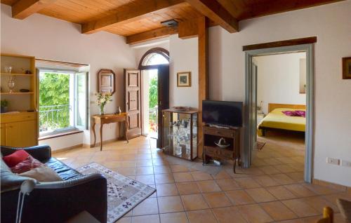 אזור ישיבה ב-Lovely Apartment In Monte Cerignone With Kitchen