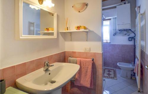 Bathroom sa Lovely Apartment In Monte Cerignone With Kitchen