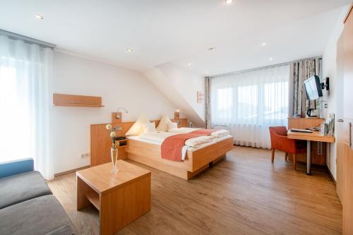 En eller flere senge i et værelse på Waldesblick, Hotel-Restaurant