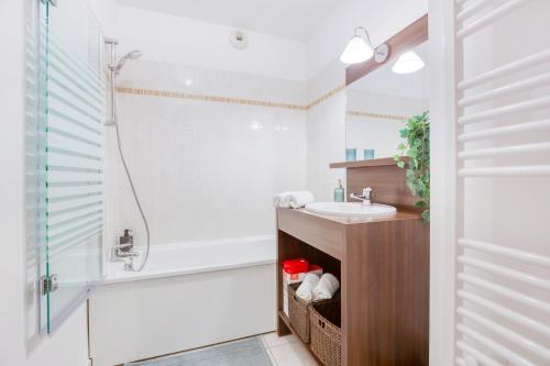 une salle de bain avec un lavabo et une douche dans l'établissement Grand studio Disney, queen size, coffee, WIFI, à Montévrain