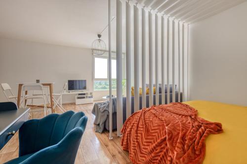 Grand studio Disney, queen size, coffee, WIFI