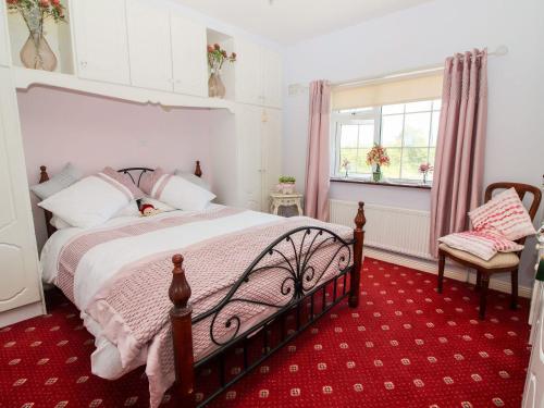 Postelja oz. postelje v sobi nastanitve Pet friendly Immaculate 2-Bed Cottage in Listowel