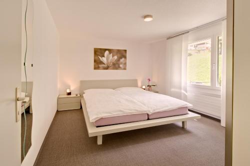 Haus Fleckstein Zermatt Wohnung Karibu tesisinde bir odada yatak veya yataklar