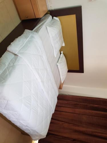מיטה או מיטות בחדר ב-Beit Almurooj Hotel Apartment