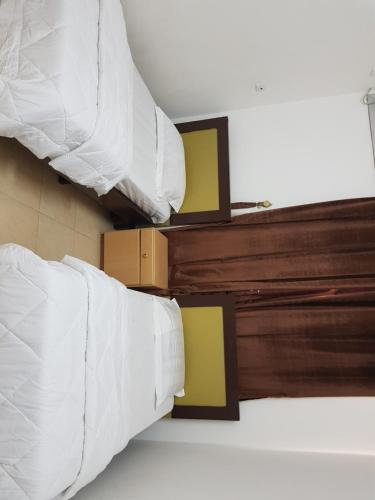 Krevet ili kreveti na sprat u jedinici u okviru objekta Beit Almurooj Hotel Apartment