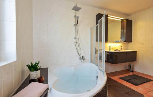 y baño con bañera, ducha y lavamanos. en Beautiful Apartment In Zella-mehlis With Wifi en Zella-Mehlis