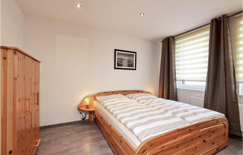 1 dormitorio con cama de madera y ventana en Beautiful Apartment In Zella-mehlis With Wifi en Zella-Mehlis