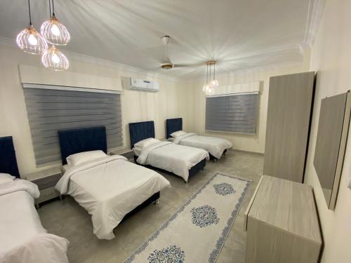 Lovely 3-bedrooms rental unit tesisinde bir odada yatak veya yataklar