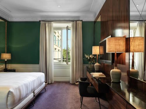 A bed or beds in a room at J.K. Place Roma - The Leading Hotels of the World