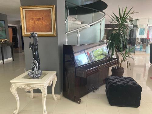 Hotel Kırcı Termal & Spa في بورصة: غرفة معيشة مع تلفزيون وطاولة