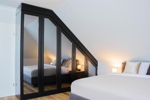 a bedroom with two beds and glass walls at Strandnahe & hochwertige Ferienunterkunft, mit Gartenzugang, Parkplatz und Fahrradunterstellplatz in Scharbeutz