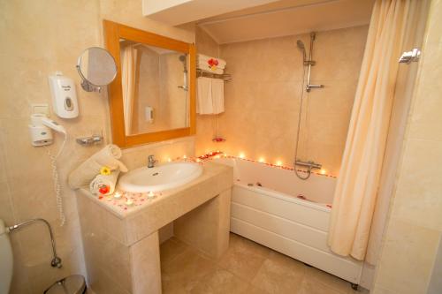 Kupatilo u objektu Aegean View Aqua Resort