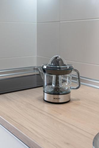 a blender sitting on top of a kitchen counter at Cabañas Alcobas do Sil Ecoturismo in Parada del Sil