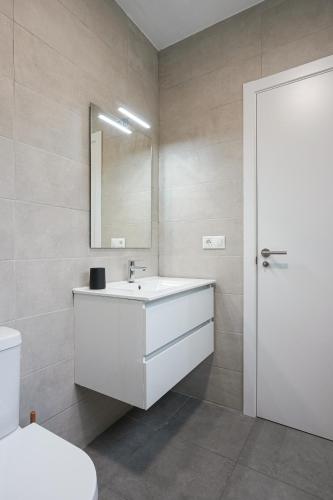 a bathroom with a white sink and a mirror at Cabañas Alcobas do Sil Ecoturismo in Parada del Sil