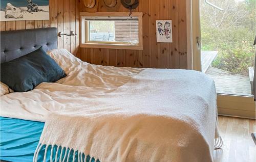 uma cama grande num quarto com uma janela em 4 Bedroom Stunning Home In Melandsj em Melandsjøen
