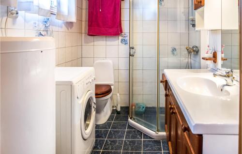 a bathroom with a washing machine and a sink at 3 Bedroom Cozy Home In Levanger in Levanger