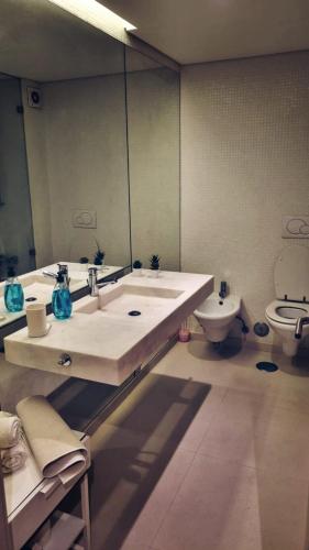 a bathroom with two sinks and a toilet at Apartment in Santos in Lisbon