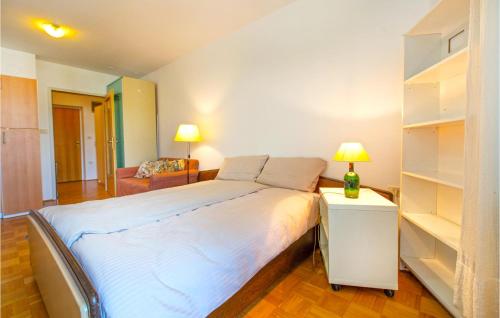 Postel nebo postele na pokoji v ubytování Lovely Apartment In Portoroz With Wifi