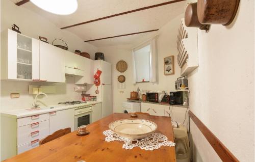 Кухня или кухненски бокс в 3 Bedroom Awesome Home In Campiglia Cervo
