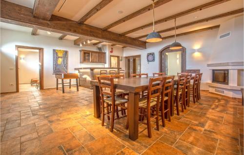 a dining room with a table and chairs at Amazing Home In Gracisce With Sauna in Gračišče